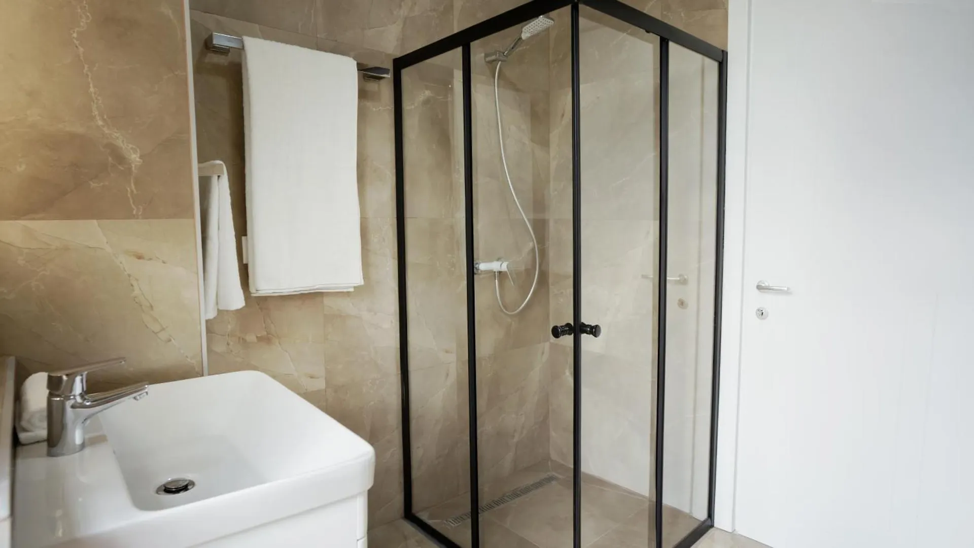 Arza Apartment A13 Tirana 0*,